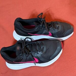 Nike Women's Black and Pink Athletic Shoes